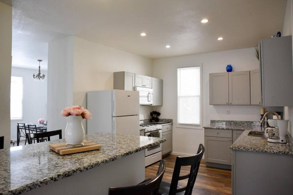 Stunning Big Near Downtown North Shore & Hébergement de vacances *