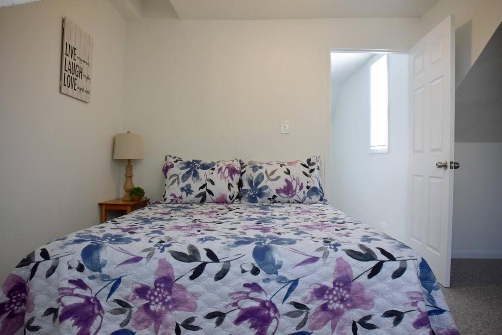 Stunning Big Near Downtown North Shore & Hébergement de vacances