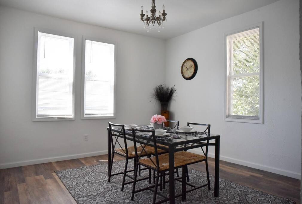 Stunning Big Near Downtown North Shore & Hébergement de vacances *